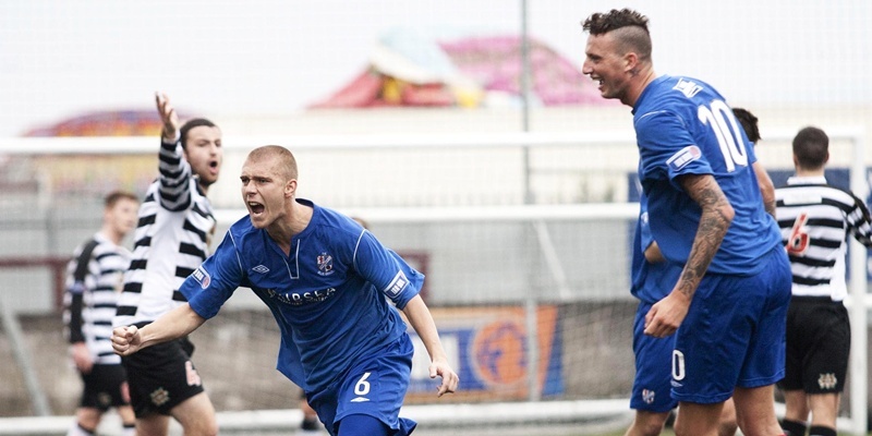 09/09/12 RAMSDENS CUP QUARTER-FINAL
EAST STIRLINGSHIRE v COWDENBEATH (1-2)
OCHILVIEW - STENHOUSEMUIR
Kenny Adamson (6) dashes off to celebrate after scoring Cowdenbeath's second goal.