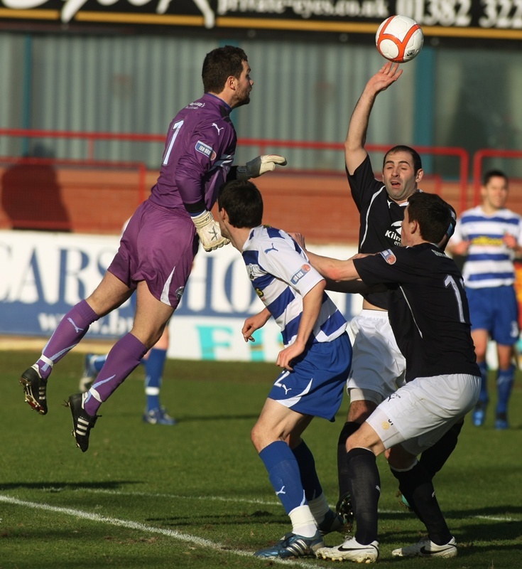 DOUGIE NICOLSON, COURIER, 26/02/11,SPORT.

DATE - Saturday 26th February 2011.

LOCATION - Dens Park, Dundee.

EVENT - Dundee V Morton.

INFO - Morton keeper Kevin Cuthbert heads the ball clear.

STORY BY -