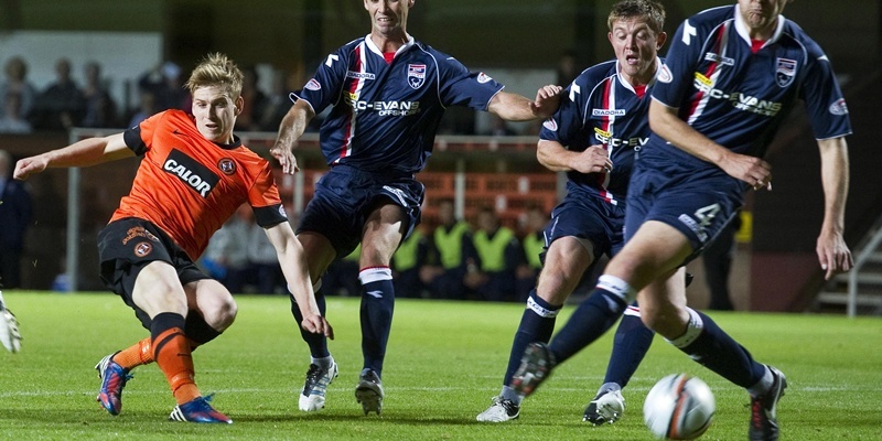 14/09/12 CLYDESDALE BANK PREMIER LEAGUE
DUNDEE UTD v ROSS COUNTY (0-0)
TANNADICE - DUNDEE
Dundee Utd's Stuart Armstrong (left) comes close but can't break the deadline