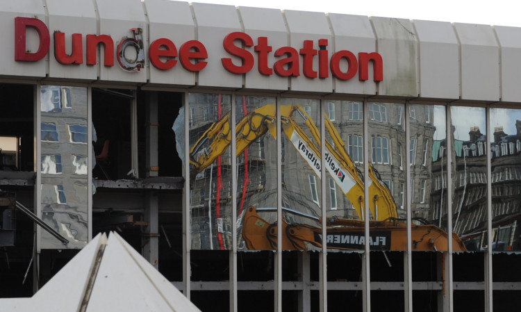 Kim Cessford - 25.12.13 - pictured is the ongoing demolition work at Dundee Station where efforts to remove part of the tunnel on the east side of the station  were slowed with the adverse weather conditions