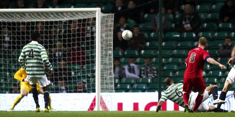 25/09/12 SCOTTISH COMMUNITIES LEAGUE CUP THIRD RND
CELTIC V RAITH ROVERS (4-1)
CELTIC PARK - GLASGOW
Raith Rovers' Allan Walker (right) sees his shot loop up and over Lukasz Zaluska to level the score.