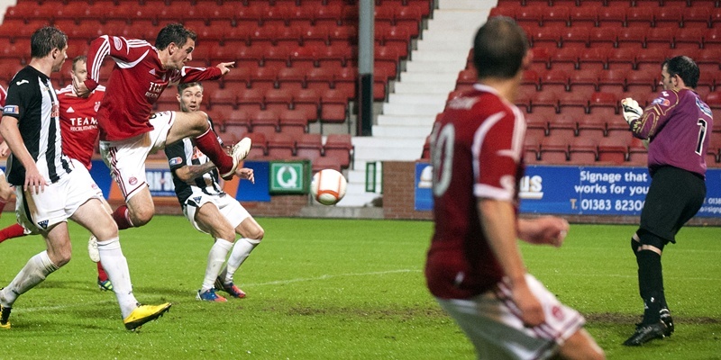 26/09/12 SCOTTISH COMMUNITIES LEAGUE CUP 3RD RND
DUNFERMLINE V ABERDEEN (0-1)
EAST END PARK - DUNFERMLINE
Aberdeen hero Scott Vernon (2nd left) seals his side a place in the quarter-final of the League Cup.