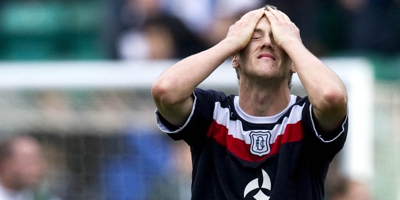 06/10/12 CLYDESDALE BANK PREMIER LEAGUE
HIBERNIAN V DUNDEE (3-0)
EASTER ROAD STADIUM - EDINBURGH
Jim McAlister holds his head in his hands as Dundee suffer defeat to Hibernian