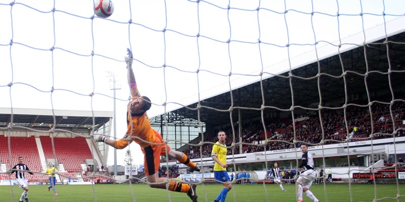 20/10/12 IRN-BRU SFL DIV1
DUNFERMLINE v MORTON (2-2)
EAST END PARK - DUNFERMLINE
Ryan Wallace (right) sees his late header sail into the net to rescue a point for Dunfermline