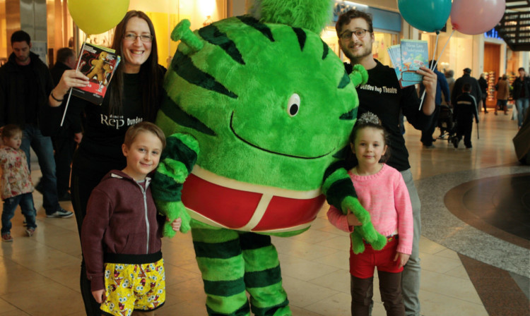 Caishlan Sweeney and Colin Chalenor from the Rep with the Alien in Underpants and young fans Nairn and Neave Smith.