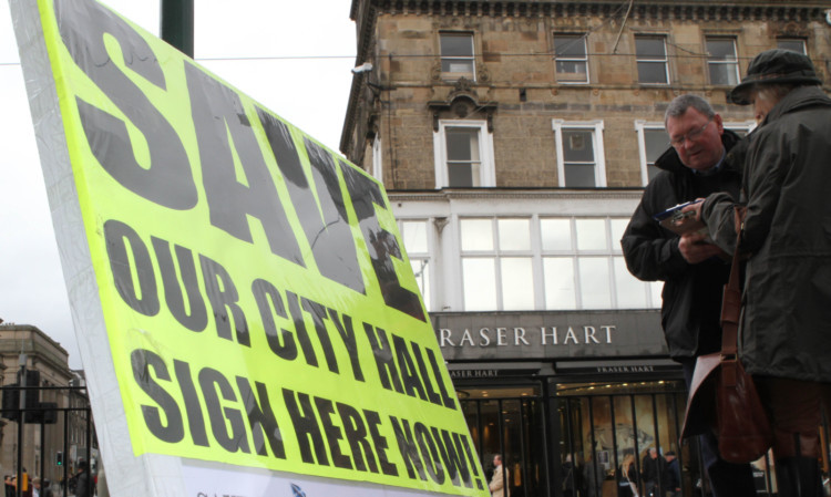 Campaigners took the fight to save Perth City Hall to Edinburgh at the weekend.