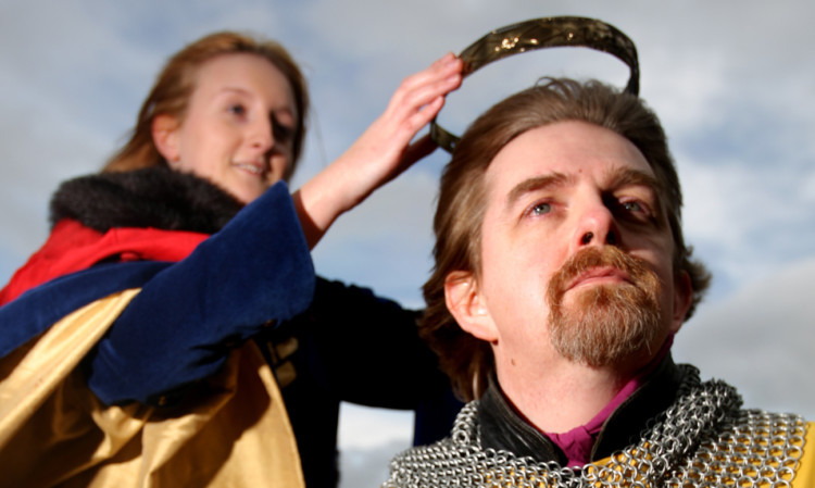 Robert the Bruce (Tom Campbell) being crowned by Lady Buchan (Jasmine Burrell, a drama student from Fife College).