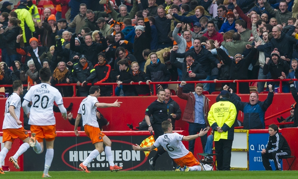 29/03/14 SCOTTISH PREMIERSHIP
ABERDEEN v DUNDEE UTD (1-1)
PITTODRIE - ABERDEEN
Paul Paton celebrates in front of the United supporters after giving the visitors the lead after six minutes.