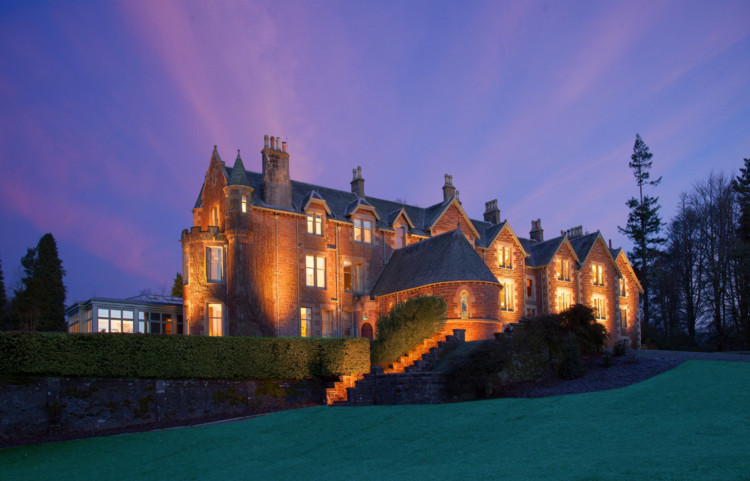 Andy Murrays new luxury Cromlix Hotel opens its doors to the public. The £1.8 million resort has undergone massive rennovation since it was bought by the Wimbledon champion last year.
