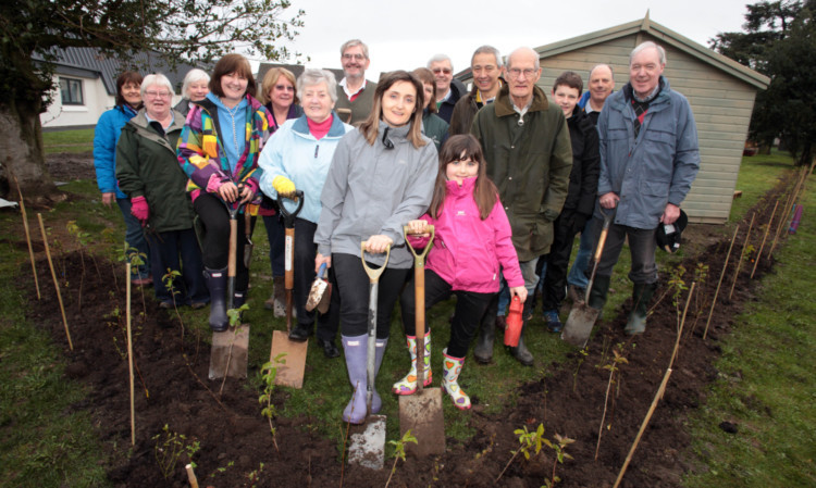 Volunteers and staff from several organisations planted a community hedge at the New Rannoch Centre, North Muirton, Perth, on Saturday.