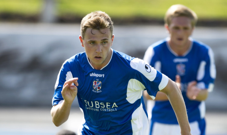 Cowden striker Greg Stewart has signed a pre-contract with Dundee.