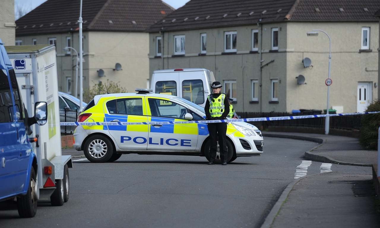 Kim Cessford - 08.04.14 - pictured iis the Police Scotland presence at Simon Crescent, Methilhill where there was a sudden death
