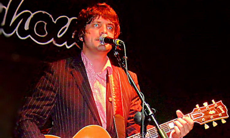 Chris Helme playing the Dundee Doghouse in 2008.