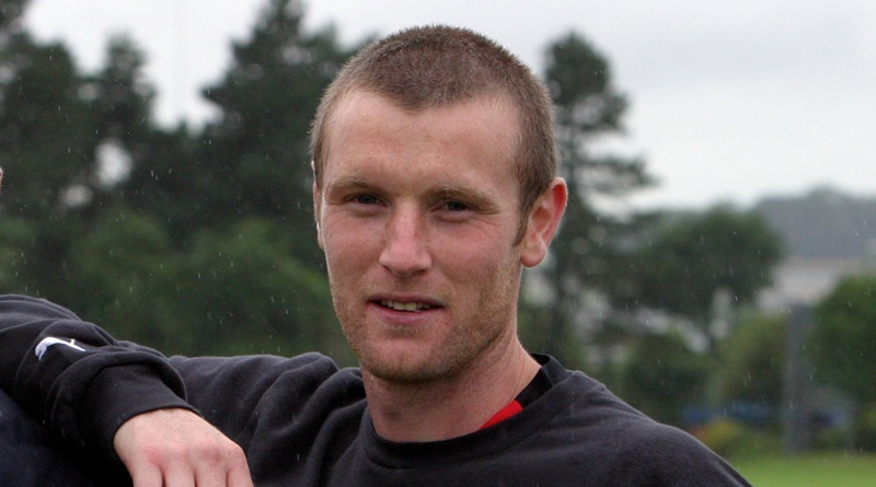 Dunfermline FC manager Jim McIntyre and new signing Andy Kirk (right).