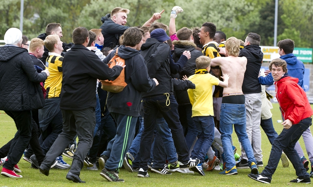 10/05/14 SCOTTISH LEAGUE ONE PLAY-OFF SEMI-FINAL 2ND LEG
EAST FIFE V CLYDE (2-1 AET, 2-2 AGG) (7-6 PENS)
BAYVIEW STADIUM - FIFE
East Fife's Nathan Austin celebrates with fans at full-time as his side head into the Scottish League 1 Play-off Final.