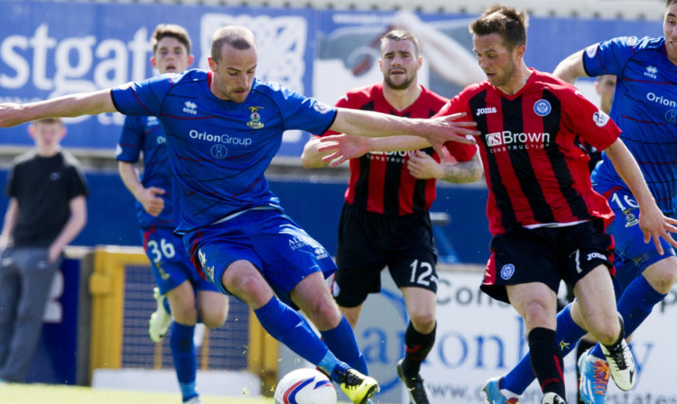 St Johnstones Chris Millar up against James Vincent of Inverness.