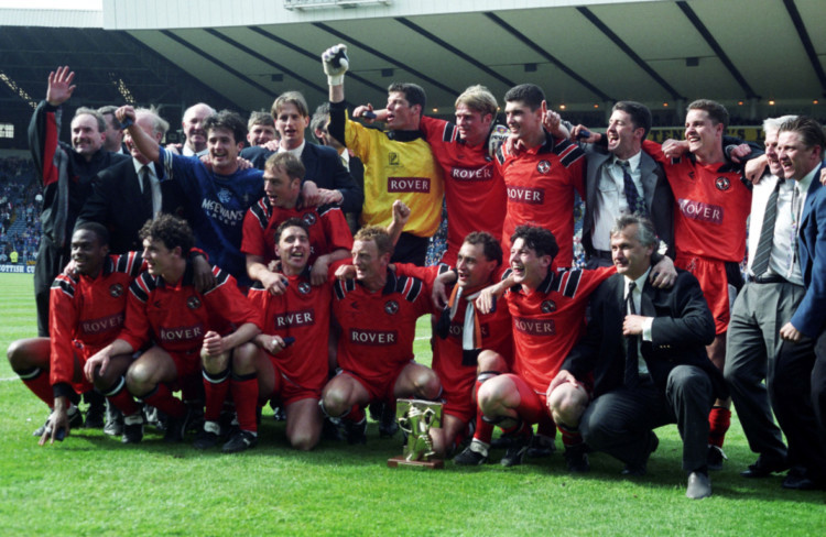 21/05/94 TENNENT'S SCOTTISH CUP FINAL
DUNDEE UTD V RANGERS (1-0)
HAMPDEN - GLASGOW
The Dundee Utd players celebrate winning the 1993/1994 Scottish Cup after a 1-0 win over Rangers.