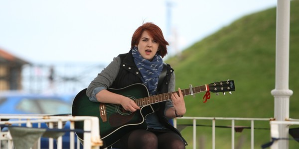 DOUGIE NICOLSON, COURIER, 24/04/11, NEWS.
DATE - Sunday 24th April 2011.
LOCATION - The Bandstand, St. Andrews.
EVENT - On The Rocks festival.
INFO - Amy Rayner performs for the crowds.
STORY BY -