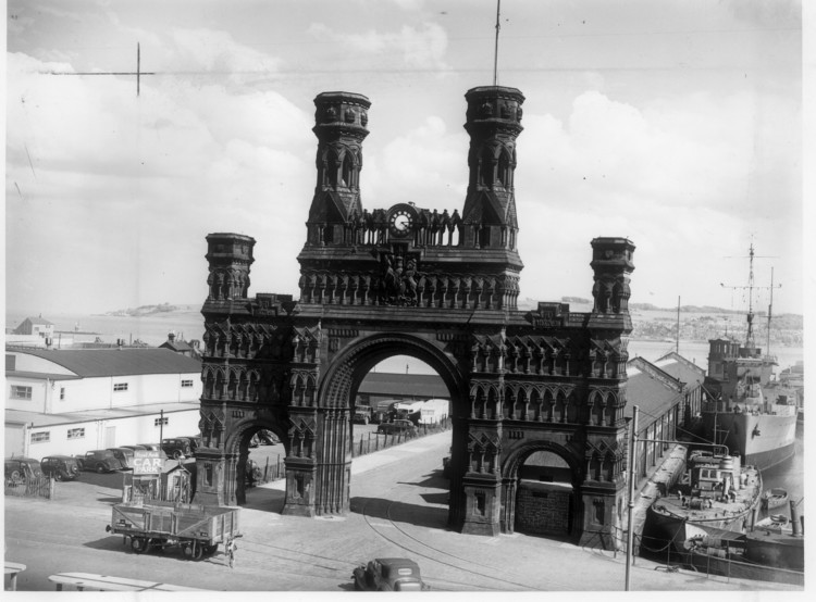 The original foundations of the famous Royal Arch that stood at the south side of Dock Street have been found. The arch was erected between 1849 and 1853 and demolished in March 1964.