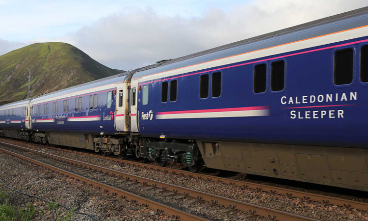 Serco has won the franchise to operate the Caledonian Sleeper service connecting Scotland to London.