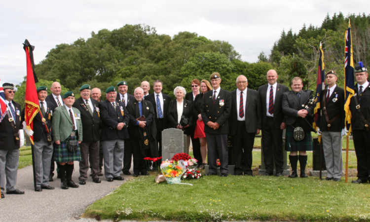 Mr Hunter with the Macpherson family and the veterans.