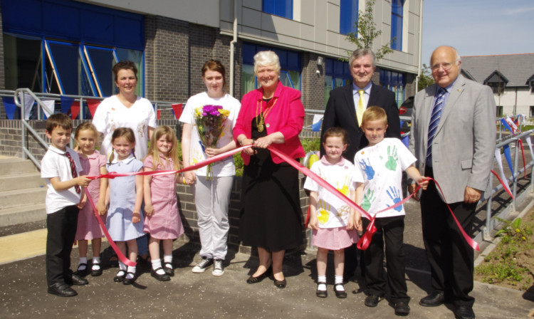 From left: Bernie Reilly and Chloe Hunter of No 5 community flat, provost Liz Grant, Perth and Kinross Councils director of education John Fyffe, and lifelong learning committee convener Bob Band with some of the children.