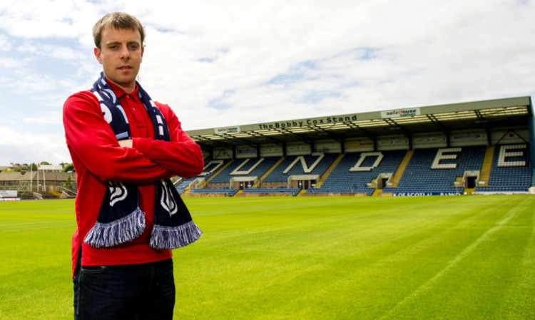 Paul McGowan has joined Dundee after leaving St Mirren.