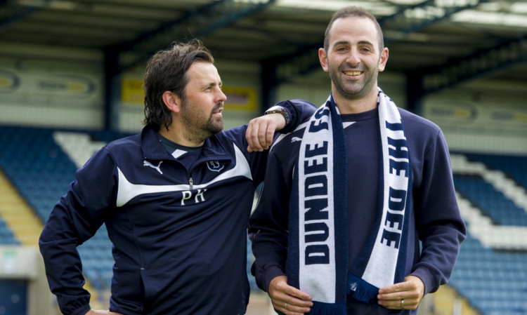 Paul Hartley with Gary Harkins, Dundees latest summer signing.