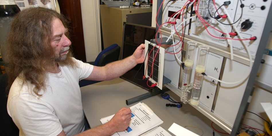 Kris Miller, Courier, 19/04/10, Features. Picture today at the Harris Building, Dundee University for feature by Ursula. Pic shows Dr Steve Reynolds at a solar powered machine that seperates oxygen and hydrogen. Steve is to be giving a talk on sloar power at the weekend.