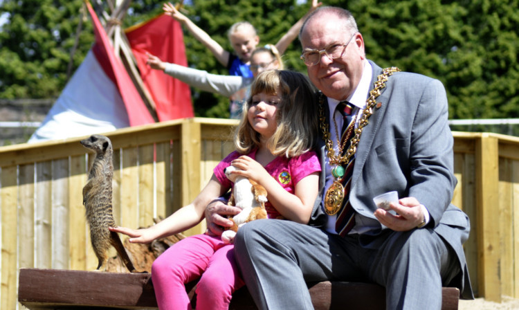 Five-year-old Rebecca Hunter and Lord provost Bob Duncan meet the meerkats.