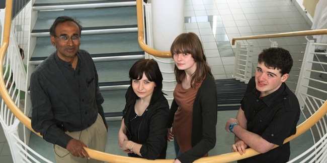 DOUGIE NICOLSON, COURIER, 19/05/11, NEWS.
DATE - Thursday 11th May 2011.
LOCATION - Wellcome Trust building.
EVENT - Lecture by Nobel Laureate.
INFO - L/R Prof. Venki Ramakrishan - Medical Research Council, Laboratory of Molecular Biology, Cambridge, with Under Graduate Life Science students, Sylwia Gawron, Magdalena Grzeszczuk and Philip Rodger before his lecture.
STORY BY - Reporters.