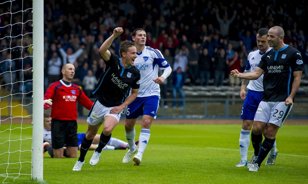 02/08/13 SCOTTISH LEAGUE CUP
DUNDEE v PETERHEAD (4-0)
DENS PARK - DUNDEE
Dundee's Simon Ferry celebrates his opening goal.