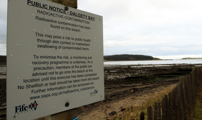 A meeting to discuss the MoD's plans to clean up Dalgety Bay beach will take place.