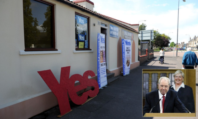 The Yes campaign shop in Rosyth where the threatening note to Jim Sillars (inset) was posted.