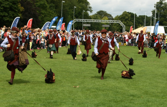 After their starring role in the Commonwealth Games opening ceremony, the Scotties were once again the centre of attention at the Perth Kilt Run. They joined the hundreds of runners at the North Inch taking part in the race.