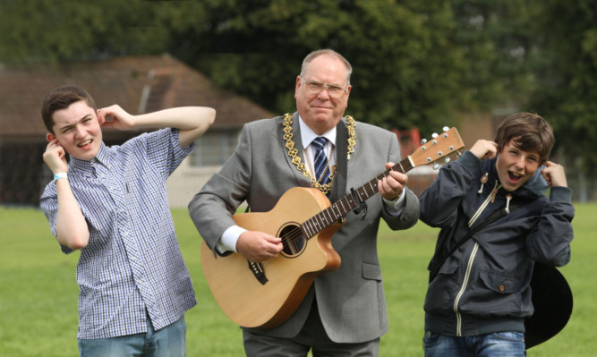 Young musicians Harry Thomson and Brandyn Duthie, who featured in the event, gave Lord Provost Bob Duncan a chance to strum a tune.