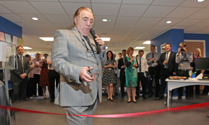 Brian Cox cuts the ribbon to open the new inquiry centre at Dundee University Students Union.