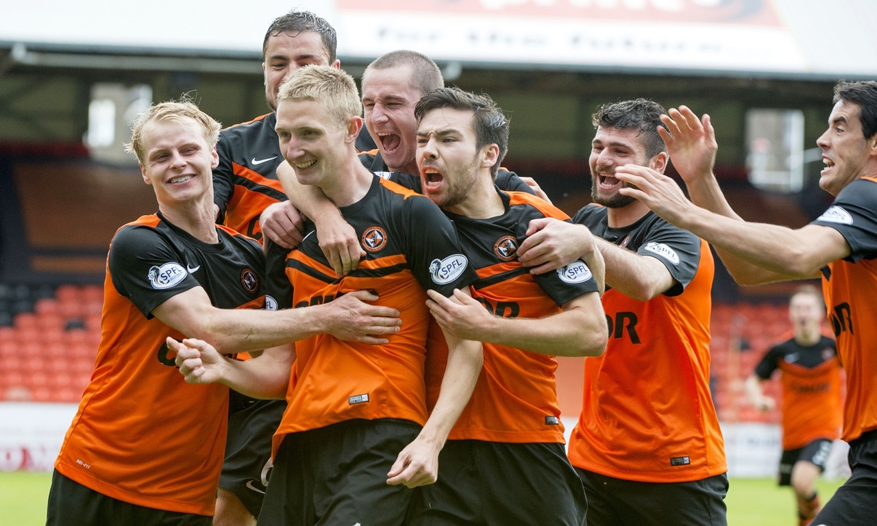 23/08/14 SCOTTISH PREMIERSHIP
DUNDEE UTD v ROSS COUNTY (2-1)
TANNADICE - DUNDEE
Chris Erskine (2nd left) is surrounded by delighted Dundee Utd team-mates after bagging the winner