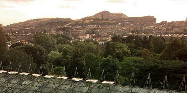 19/9/00 BMARSHALL SPOST MAGAZINE...DEBBIE WHITE A PHOTOGRAPHER AT THE ROYAL BOTANIC GARDENS IN EDINBURGH.(ON TOP OF THE PALM HOUSE OVERLOOKING THE GARDENS)