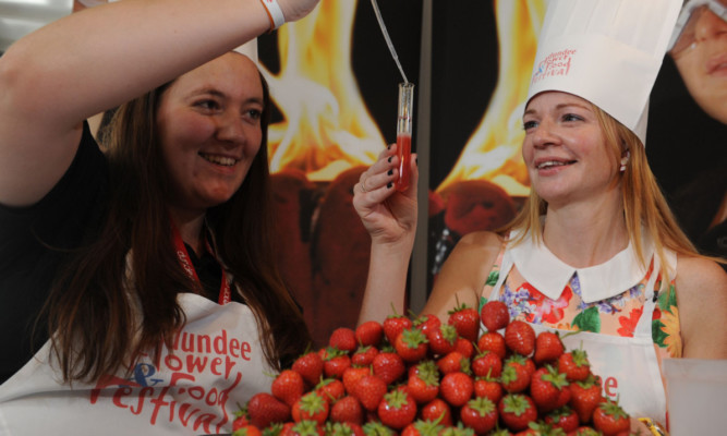 Stem learning officer Lucy Wakefield and Councillor Vari McDonald at Dundee Science Centre where the centre showcased one of the demonstrations they will be staging at Dundee Flower and Food Festival.