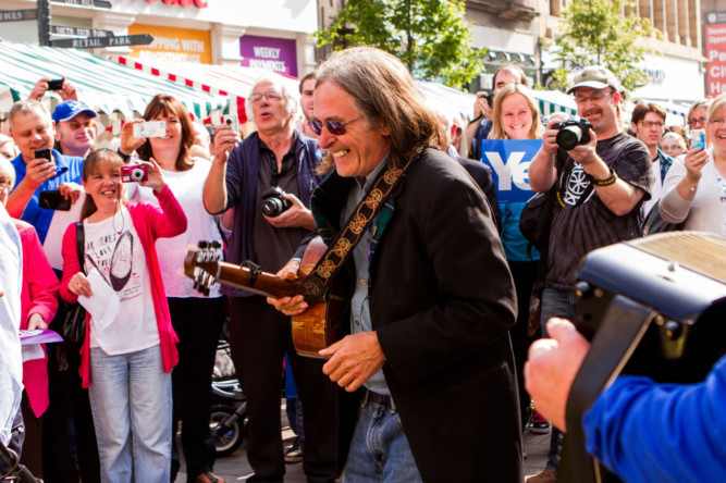 Celebrated singer Dougie MacLean took to the streets of Perth on Saturday to lead the Yes campaign in song. The city was hosting one of a number of Song for Indy events and the Caledonia singalong attracted a large crowd.