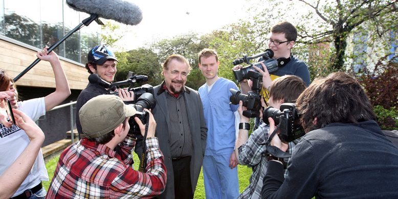 Steve MacDougall, Courier, Dundee University, Perth Road, Dundee. Brian Cox in Dundee University students' soap 'Skint'. Pictured, centre is actor Brian Cox surrounded by cast and crew.