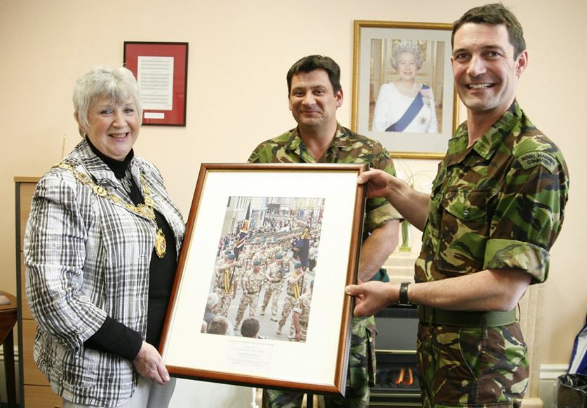 Graham Brown Forfar 5/5 45 Cdo Presentation.

ord Hoskins pic. Story Forfar office.

Angus Provost Ruth Leslie Melville presents the homecomong parade photograph to 45 Commando RSM Steve Shepherd and Lt Co. Oliver Lee (right).
ends