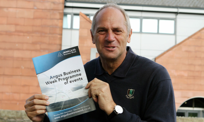 COURIER, DOUGIE NICOLSON, 29/09/14, NEWS.
Pictured at Dundee & Angus College, Arbroath Campus today, Monday 29th September 2014, is Sir Steve Redgrave after his talk to the sports students. Story by Angus office.