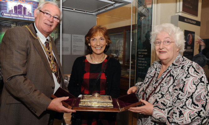 Fife Provost Jim Leishman, Lord Lieutenant of Fife Margaret Dean and Carnegie Birthplace Museum manager Lorna Owers.