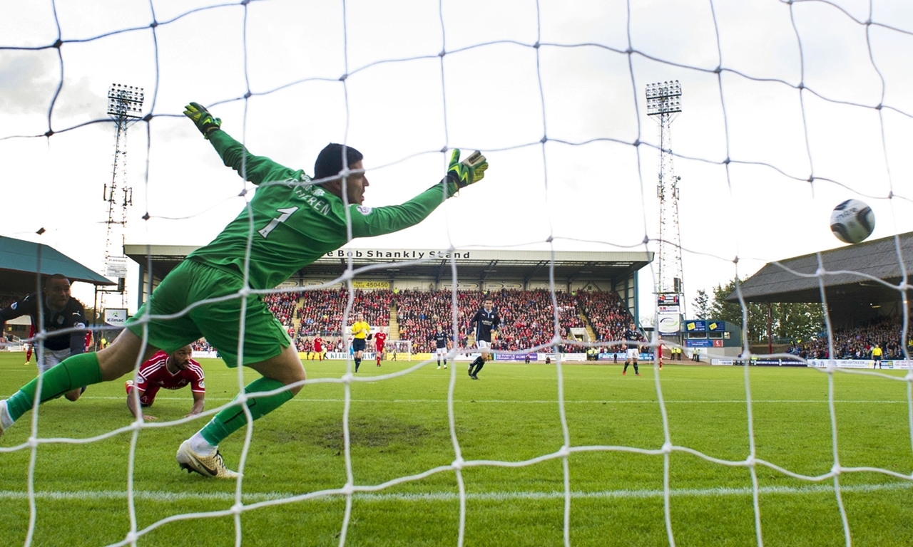 04/10/14 SCOTTISH PREMIERSHIP 
DUNDEE v ABERDEEN 
DENS PARK - DUNDEE 
Dundee goalkeeper Kyle Letheren fails to stop the ball hitting the back of the net, gifting Aberdeen the lead
