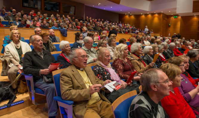 Record Carol Singers
Courier Orederd Job, See Perth Office Story.
Photo, Carol singers at the Perth Concert hall tonight, with local minister the Rev David Souter is pictured front.
Angus Findlay Photogarphy