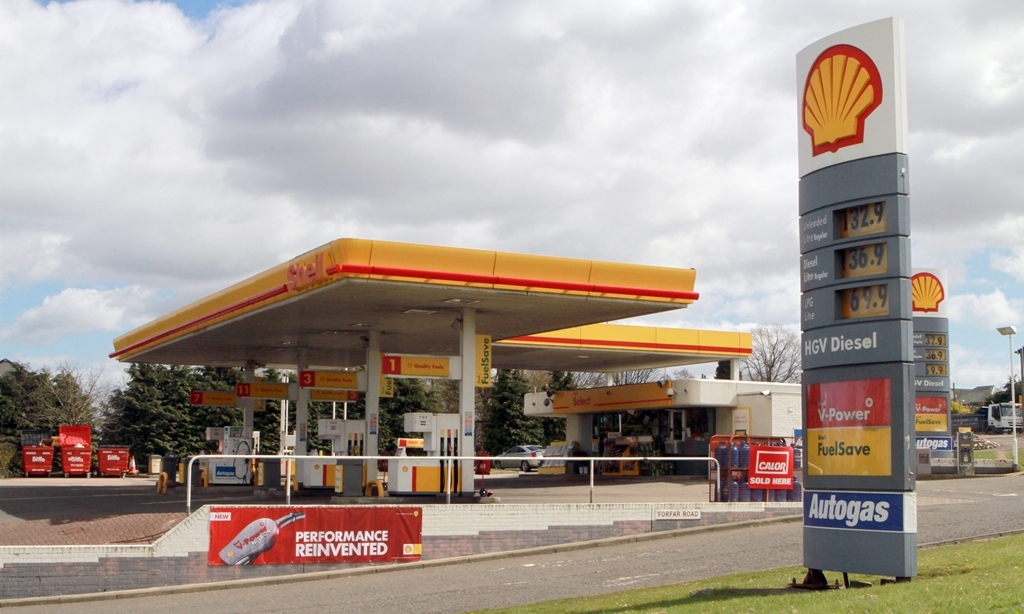 Petrol station, fuel prices at Dundee filling stations.   General view of Shell petrol station, at Forfar Road and Kingsway junction.