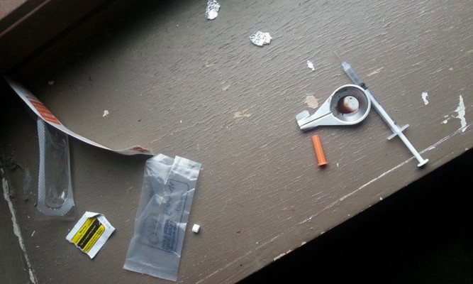 A discarded syringe in the close to her flat has left a young Dundee mother disgusted.