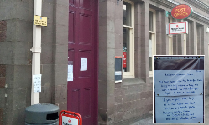 Kirriemuir Post Office has been closed. A message was left for customers (inset) informing them of the closure.